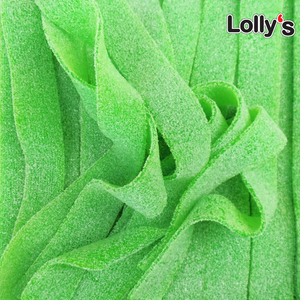 Bonbon en forme de ceinture acidulées goût pomme couleur verte en gros plan.