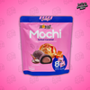 Le sachet rose pétant, avec des touches de bleu en haut et en bas, met en avant de savoureux mochis au caramel salé. Une image gourmande du produit illustre ces petites boules moelleuses de pâte de riz gluant, légèrement poudrées, qui renferment un cœur fondant au caramel délicatement salé.